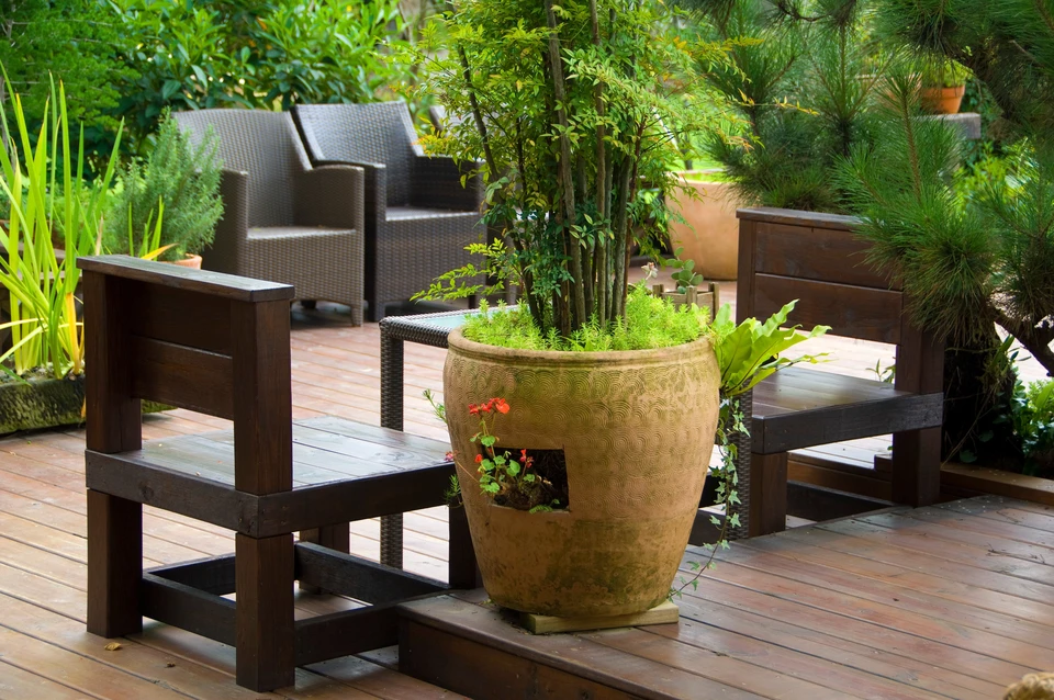 Terrasse extérieure en bois avec salon de jardin contemporain