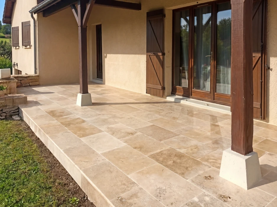 Allée de maison en béton désactivé beige clair, bordée de pavés anthracite en arc de cercle