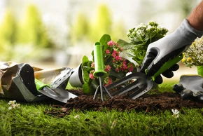 Logo ou badge de la certification "Expert Jardins" de l'UNEP en haute résolution, présenté de manière claire et professionnelle sur un fond neutre blanc ou léger. Le logo doit être facilement reconnaissable et transmettre la notion de qualité, d'expertise et de certification professionnelle dans le domaine paysager.
