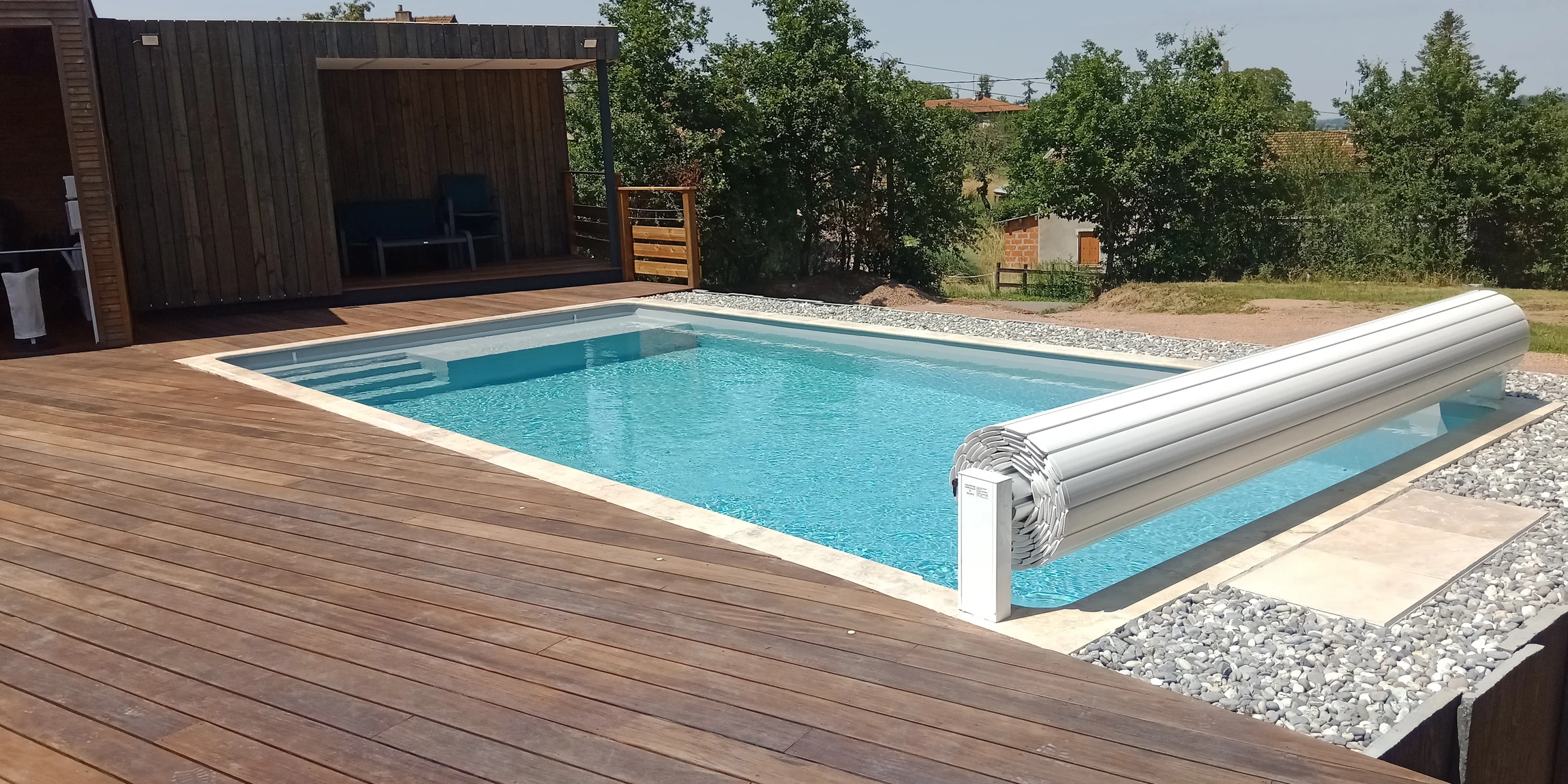 Piscine hors-sol ronde installée dans jardin résidentiel méditerranéen