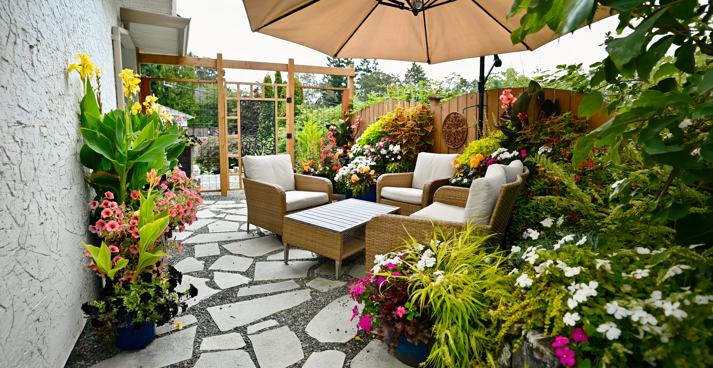 Terrasse extérieure avec lames de bois exotique disposées en chevrons, créant un motif géométrique élégant