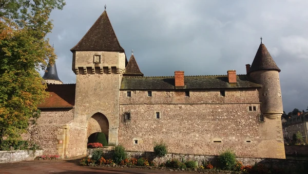 Un professionnel paysagiste en action, travaillant sur un chantier dans un petit village ou zone rurale caractéristique de la région de Chauffailles (Saône-et-Loire). L'image montre l'artisan effectuant une tâche de paysagisme spécifique telle que la taille de haies, l'élagage d'arbres ou la mise en place de plantations, avec du matériel professionnel visible. Le contexte doit clairement montrer un environnement résidentiel ou propriété privée, transmettant l'accessibilité géographique du service et le professionnalisme du travail effectué. L'image doit être une photographie réaliste de qualité professionnelle, sans texte ni logo visible.