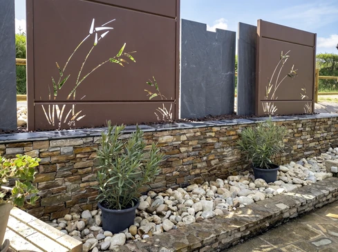 Jardin paysager extérieur avec allée courbe en dalles de béton sur pelouse verte