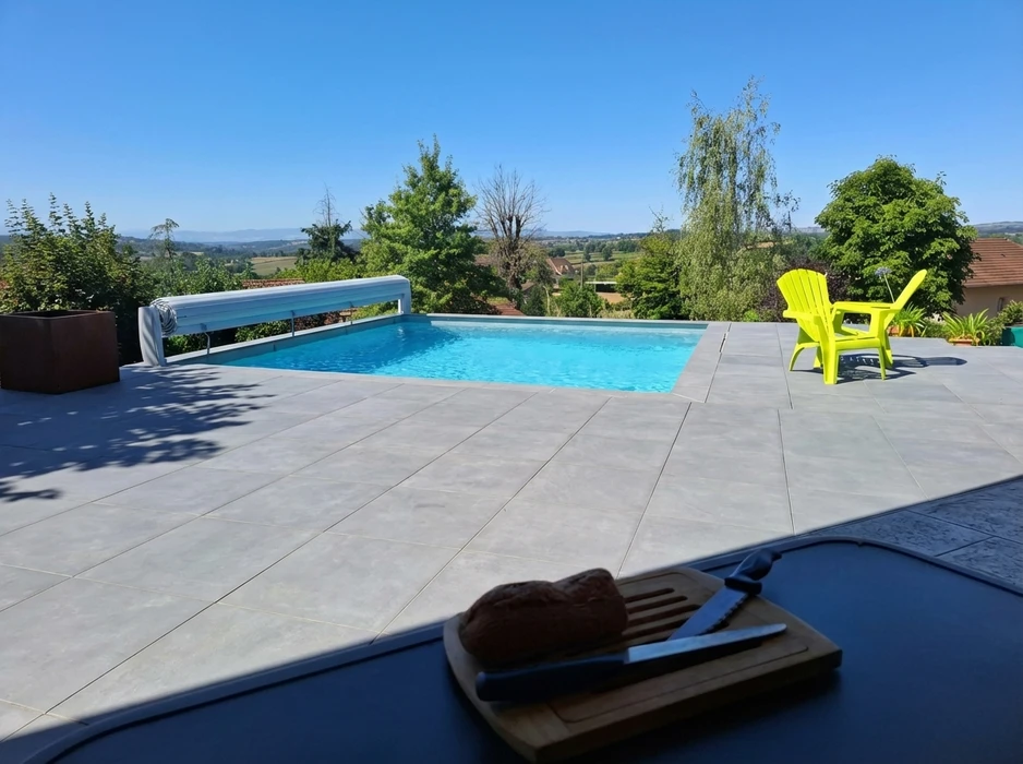 Terrasse extérieure en cours d'aménagement, environnement rural verdoyant