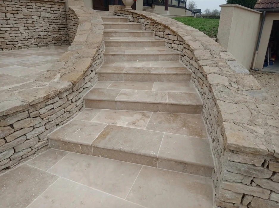 Terrasse extérieure en cours d'aménagement, environnement rural verdoyant