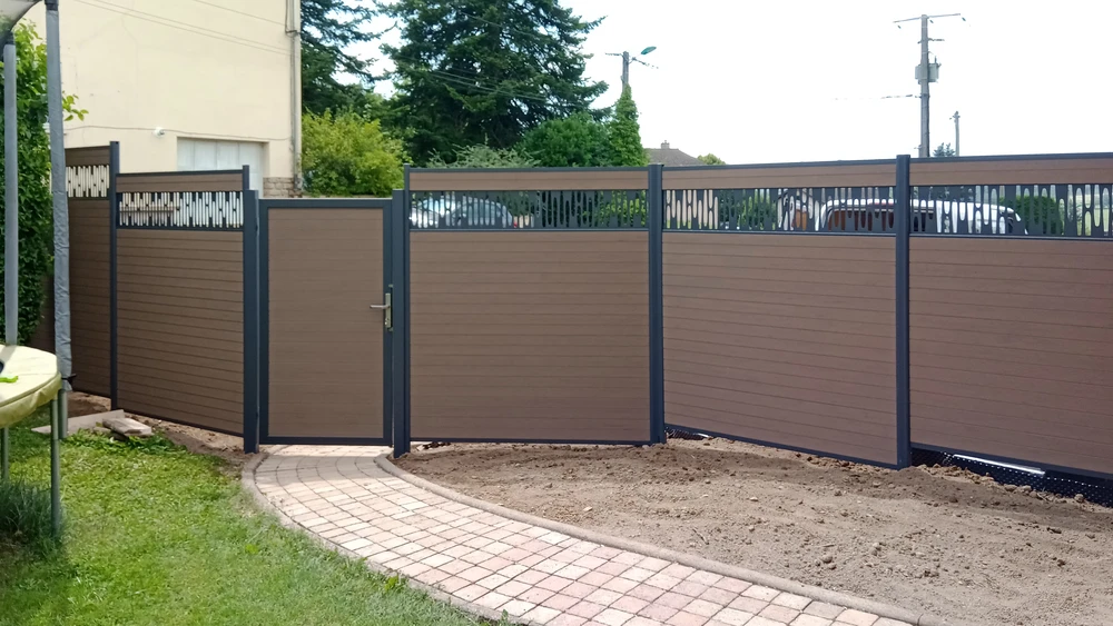 Terrasse extérieure en cours d'aménagement, environnement rural verdoyant