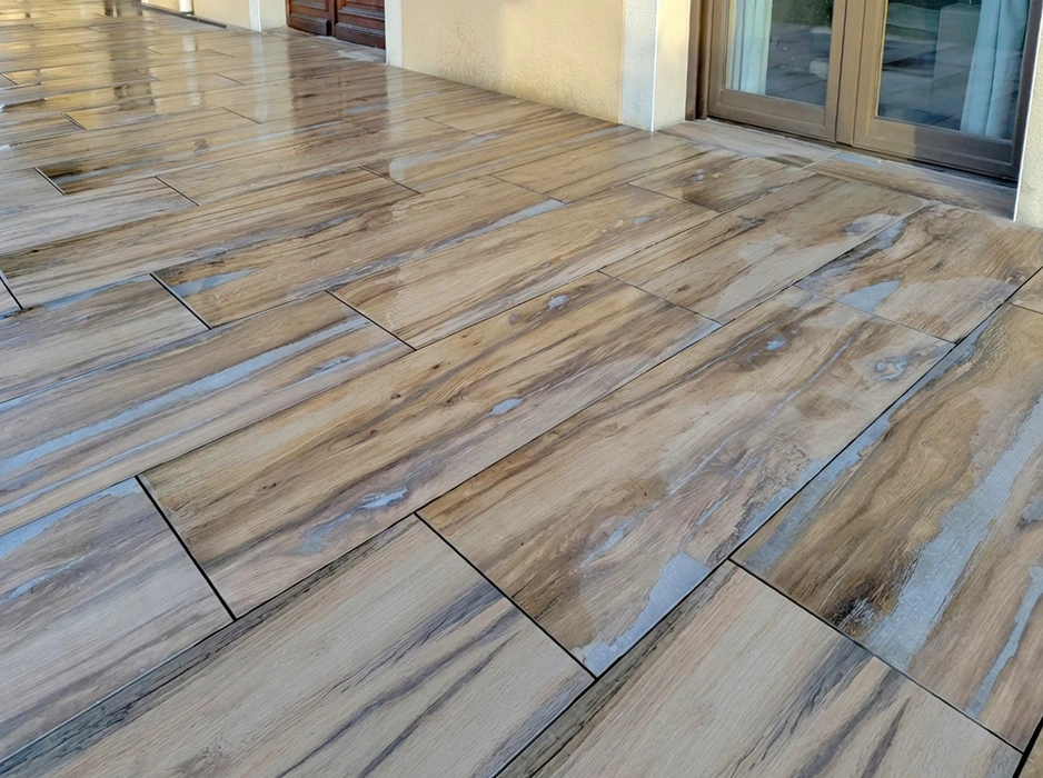 Terrasse extérieure en cours d'aménagement, environnement rural verdoyant