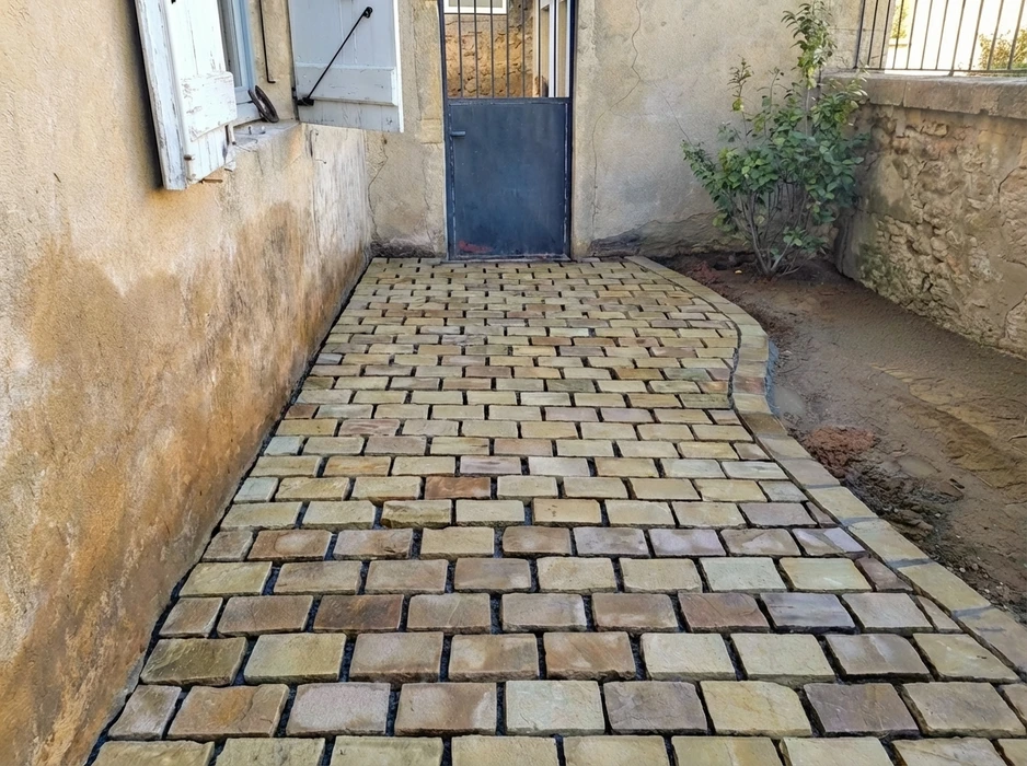 Terrasse extérieure en cours d'aménagement, environnement rural verdoyant
