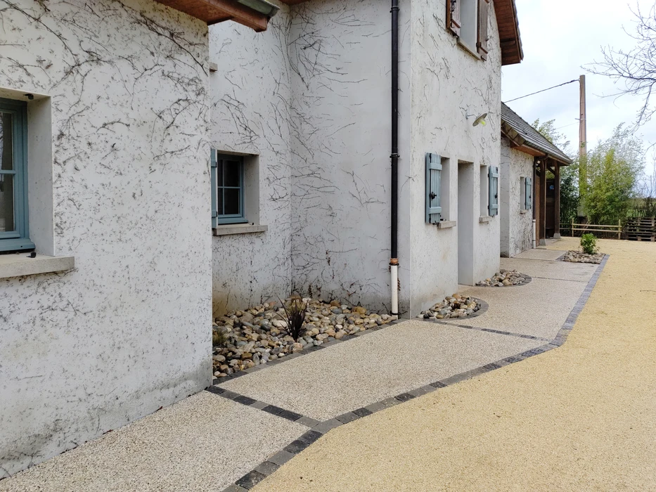 Terrasse extérieure en cours d'aménagement, environnement rural verdoyant